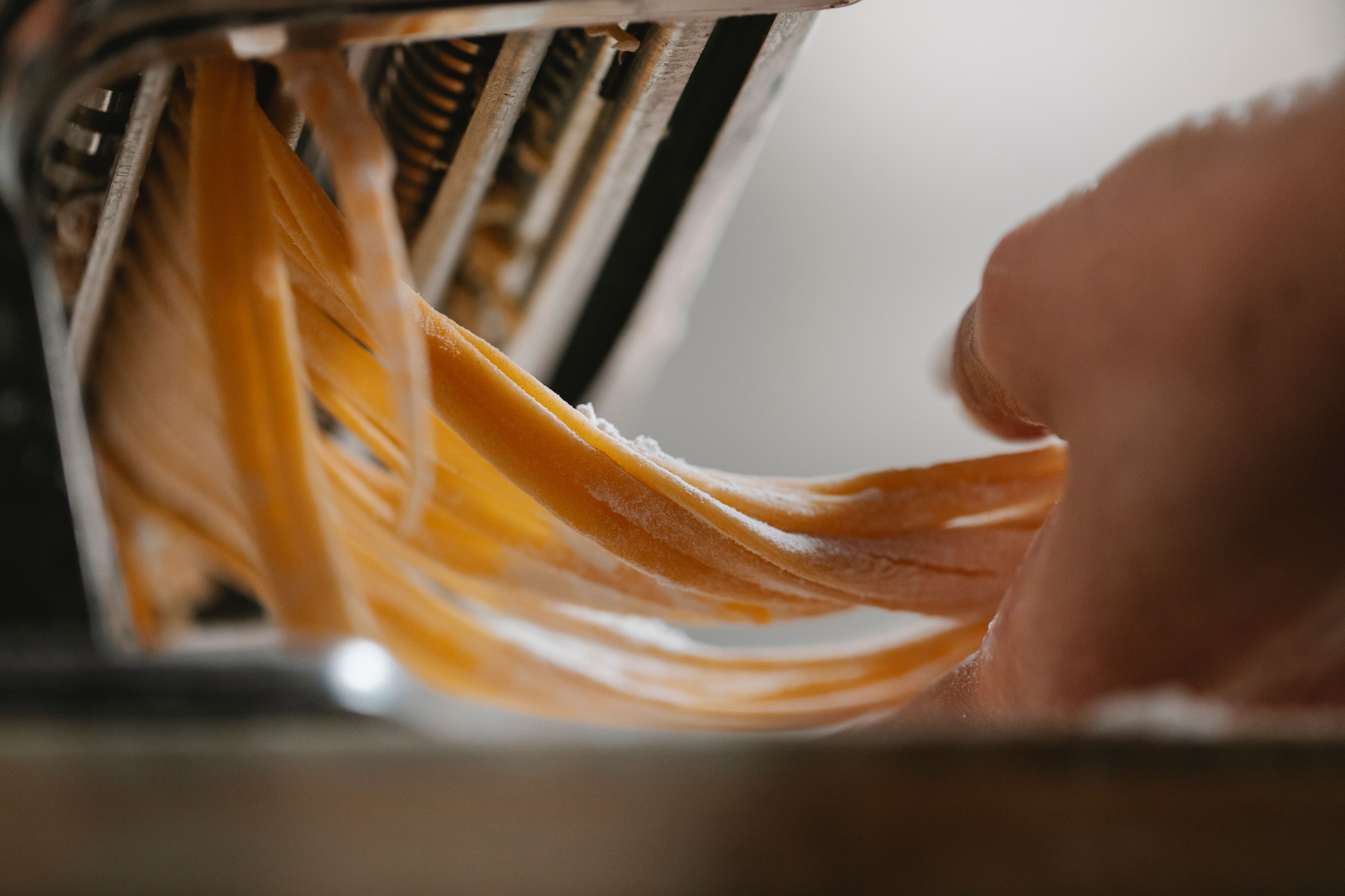 パスタマシーンから出てくるスパゲッティ